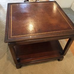 END TABLE ANTIQUE - Henredon