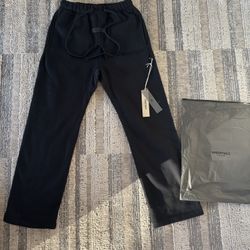 BLACK ESSENTIAL SWEATPANTS 
