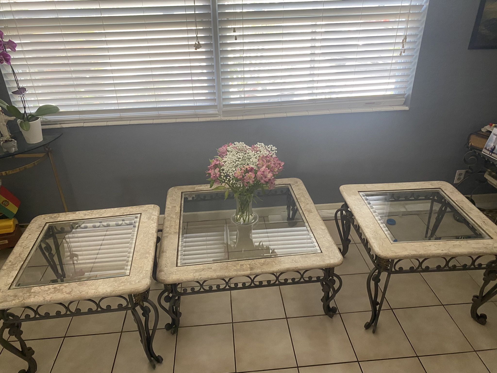 Beautiful Coffee Table And 2 End Tables *Great Condition $300/OBO