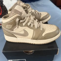 AIR JORDAN 1 MID BG LEGEND LT BROWN/KHAKI-PHANTOM BRUN CLAIR MYTHIQUE/KAKI
