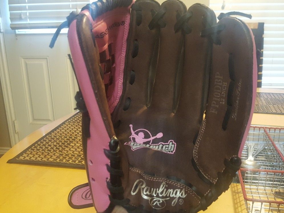 Girl's Fastpitch Softball Glove