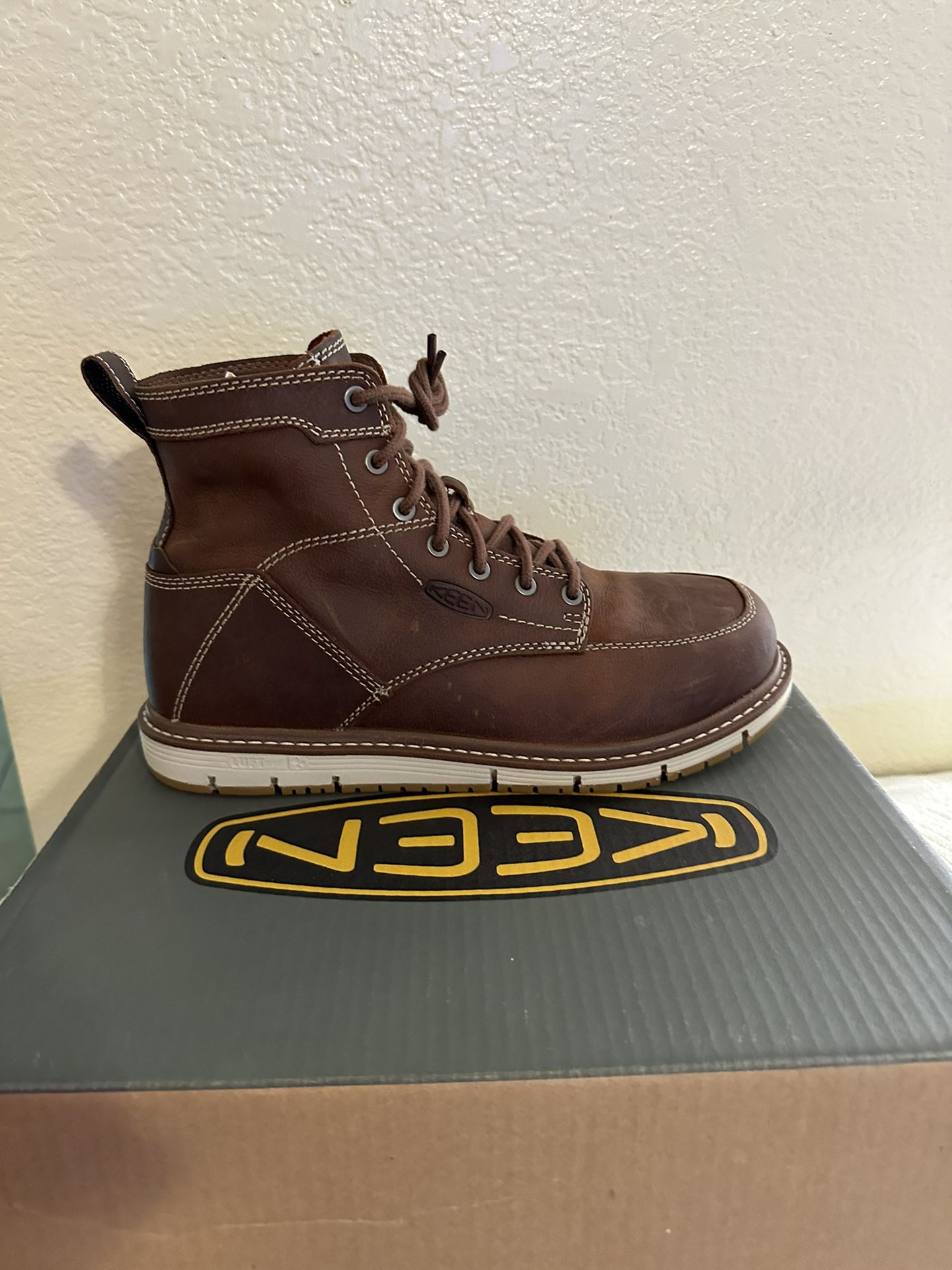 Boots Keen Size 8.5 