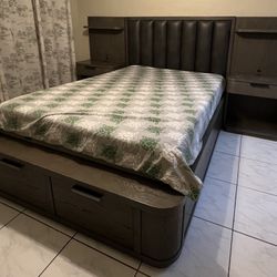 American Signature 4 Piece Queen Bed set 