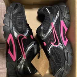 6.5 Women Pink And Black Nike Tennis Shoes  BRAND NEW NEVER WORN 