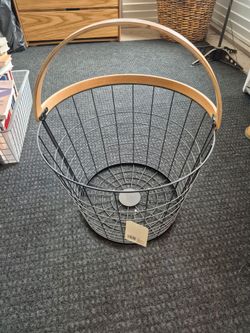 STORAGE BASKET WITH WOODEN HANDLES
