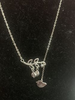 New Silvertone bird pendant necklace