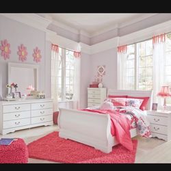 Ashley Full Bed Dresser/Mirror/Nightstand MATTRESS INCLUDED $1199