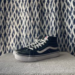 Vans High Tops Unisex (men: 8 / women 9.5)