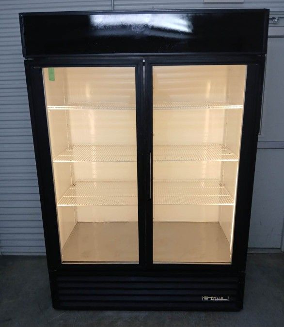 True GDM-49 2 Glass Door Commercial Cooler / Double Door Merchandiser Fridge Reach In Refrigerator