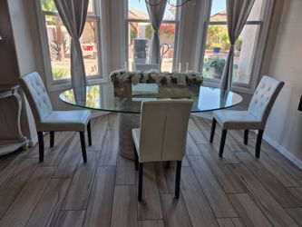 Beautiful Set oval table a d 4 chairs Exelent Condition glass very heavy