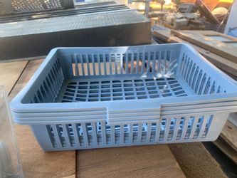 4 Plastic bens