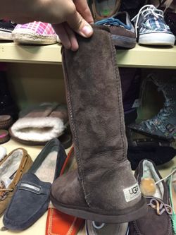Tall chocolate brown uggs size 7 very nice