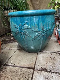 Huge Ceramic Glazed Teal color Excellent Condition with Drenaje hole dimensions Height 19” x Widht 21”