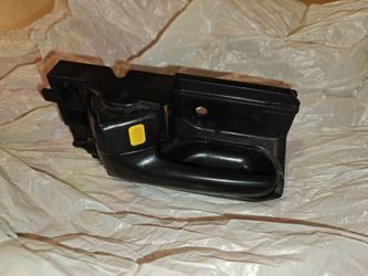 Pontiac Vibe/Toyota Matrix Driver Interior Door Handle (69(contact info removed)0)