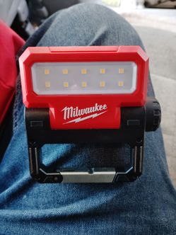 Milwaukee flood light USB rechargeable red lithium USB
