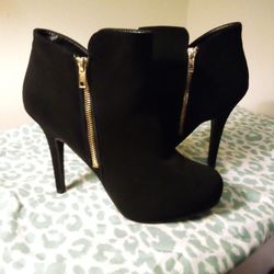 OMG GORGEOUS SWADE BLACK AND GOLD BOOTS!!!