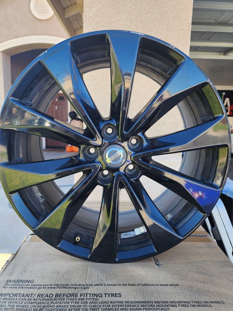 2017 Nissan Maxima SR Wheel Set