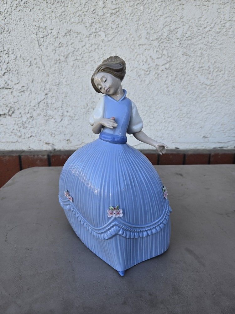 Lladro Figurine