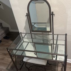 Classical Gold Makeup Vanity 