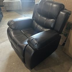 🔥 Chocolate Brown Recliner – Firm Comfort & Ultimate Relaxation 🔥  Only $375 • $0 Down • Payments as low as $33! 