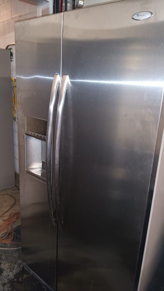 Whirlpool Refrigerator Ice Maker Water Dispenser Works Great