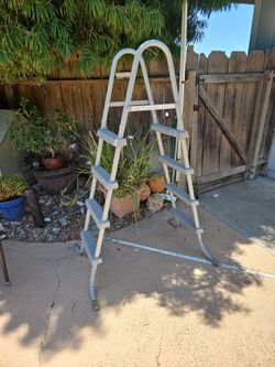 Pool ladder