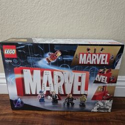 76313 LEGO Marvel Logo & Minifigures
