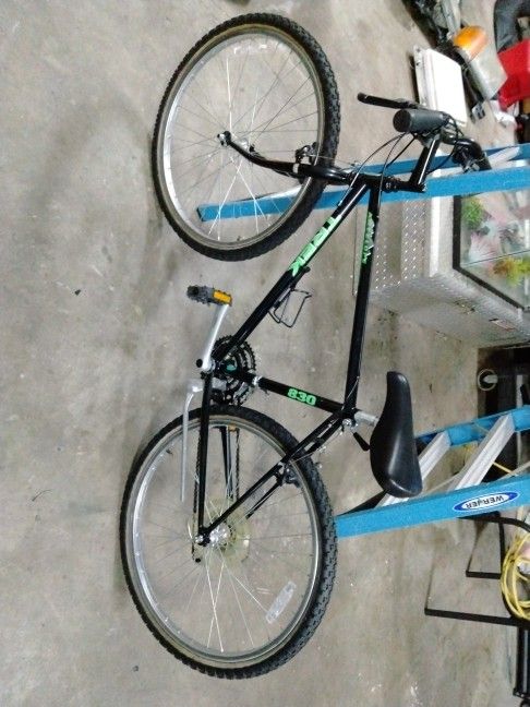 Trek 830 Mountain Bike