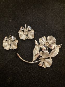 $16. Vintage silver tone Flower Brooch and Clip Earring set. No Hallmarks.