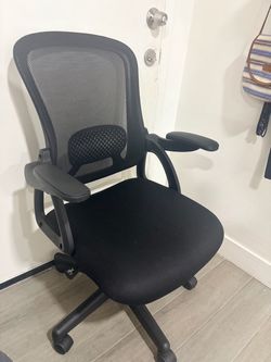 Black Mesh Office Chair with Armrests