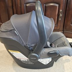 Uppababy V3 Mesa infant carseat & Base