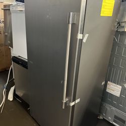 OPEN BOX FRIGIDAIRE UPRIGHT FREEZER WITH INTERNAL ICE MAKER 