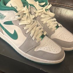 Jordan 1 Mid SE
