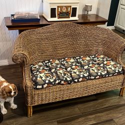 Elegant Wicker Loveseat – Timeless Charming, Exceptional Condition Indoor/ Outdoor 