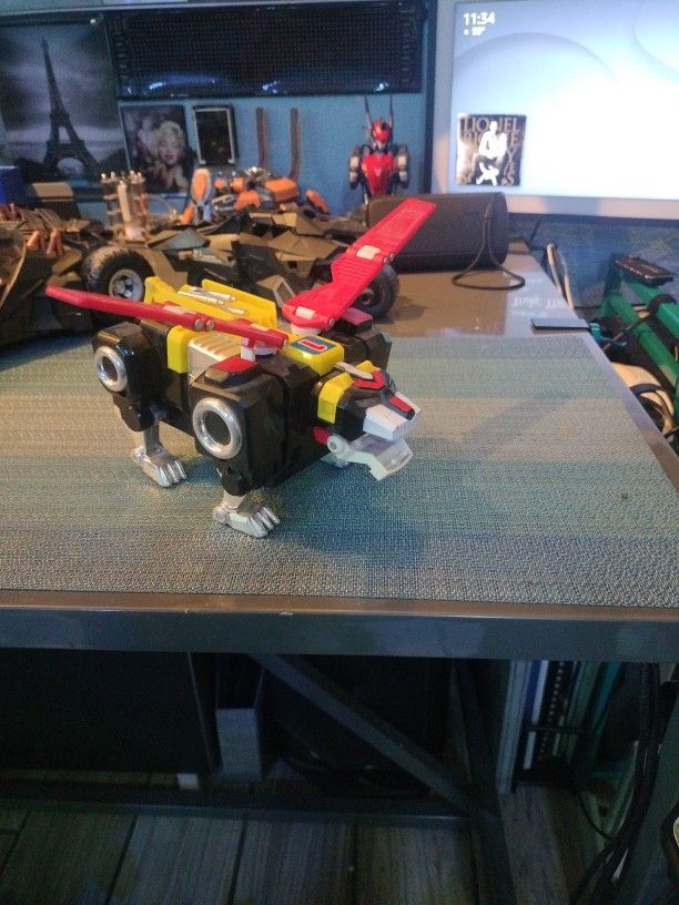 Voltran Lion Walking Eyes Light Up From Cartoon Anime Movies Toy Vintage Classic 