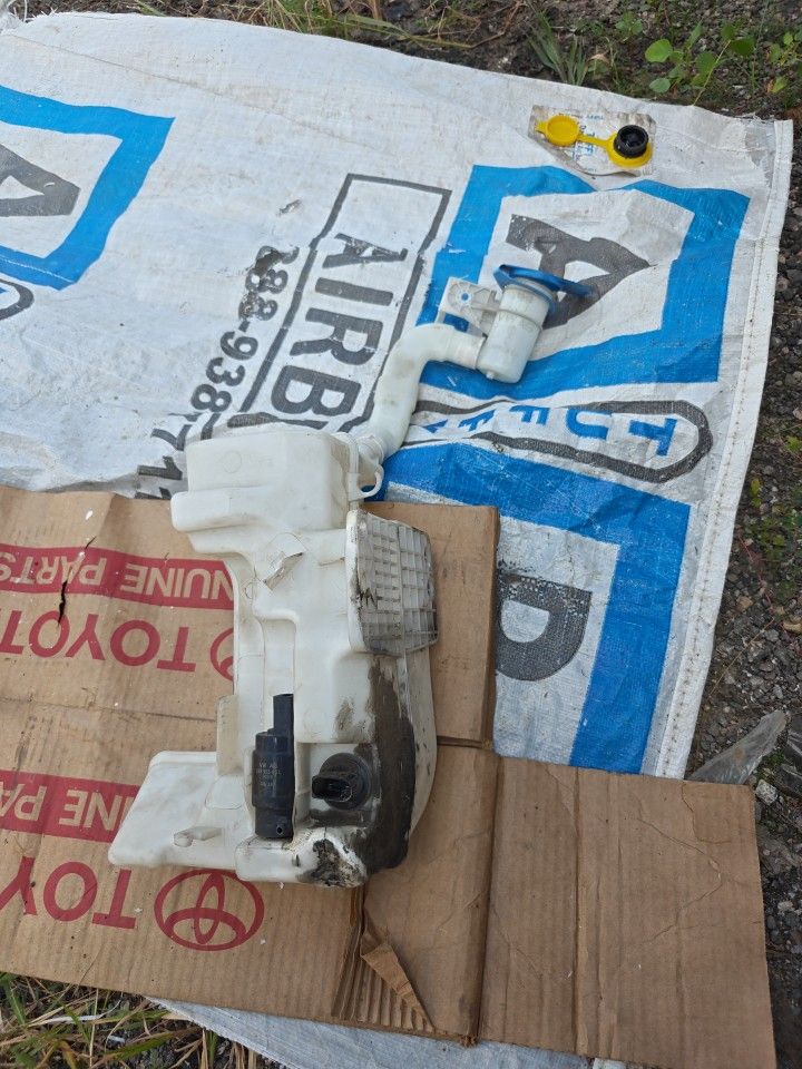 Volkswagen Jetta Passat  Windshield Reservoir 11-18