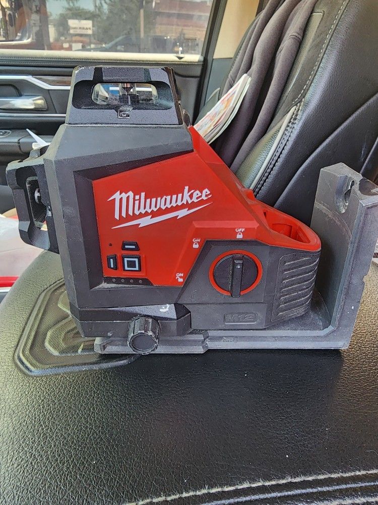 Milwaukee Laser M12
