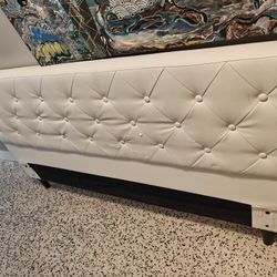 Queen Bedframe 