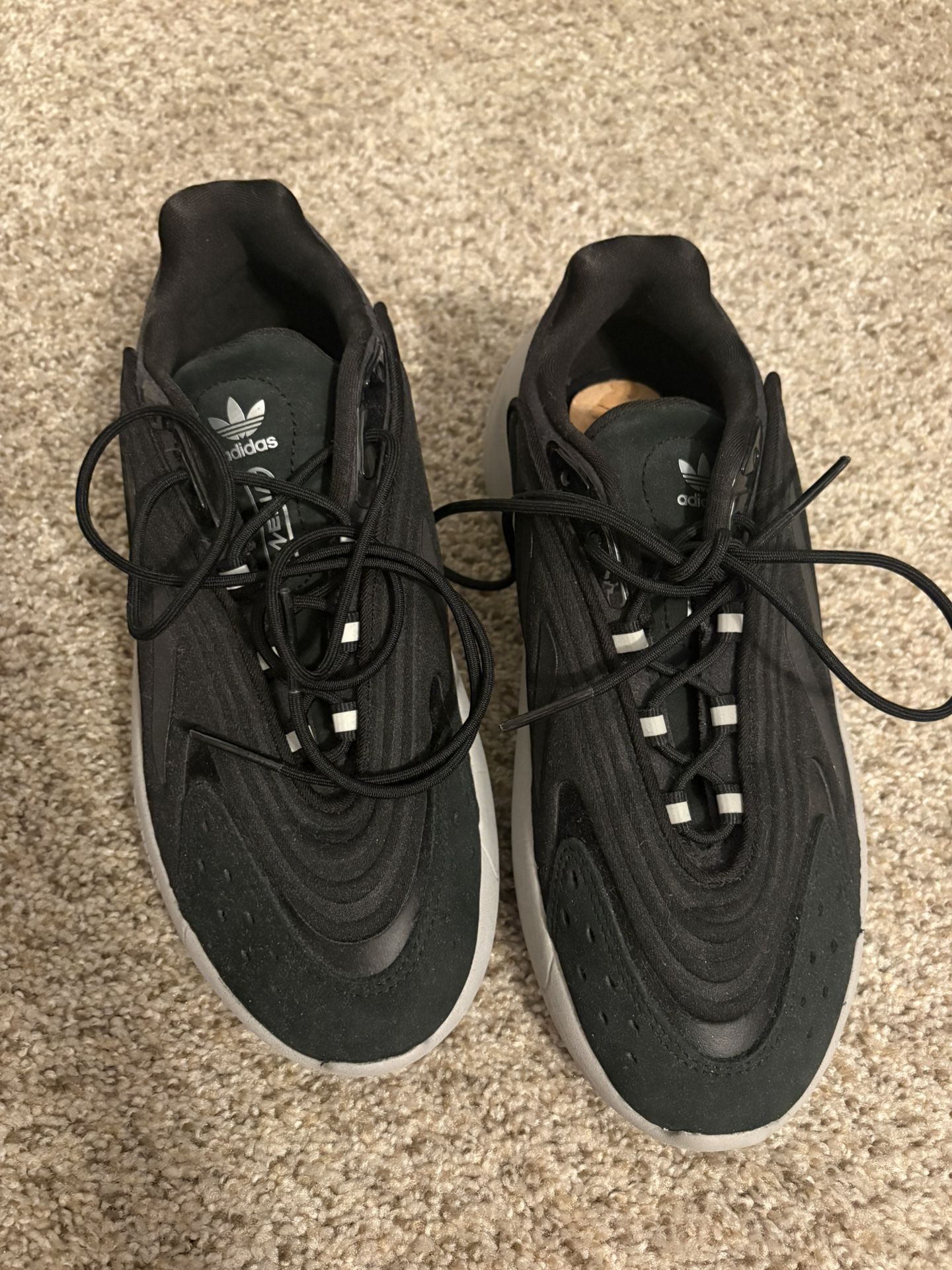 Adidas Ozelia Women Size 7