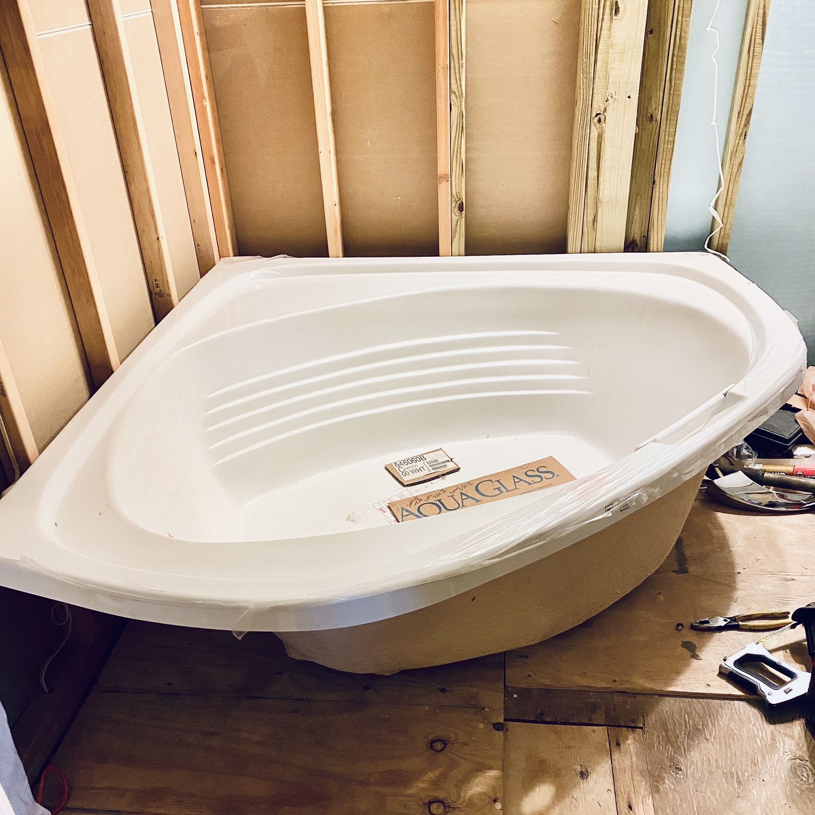 Large Soaker Tub *NEW* NEVER USED!