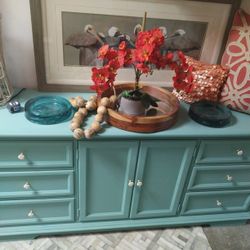 CUTE BUFFET OR TV STAND AT PICKY PINCHERS 1621 N HIGHLAND AVE CLEARWATER OPEN NOON TO 6 PM FREE DELIVERY 