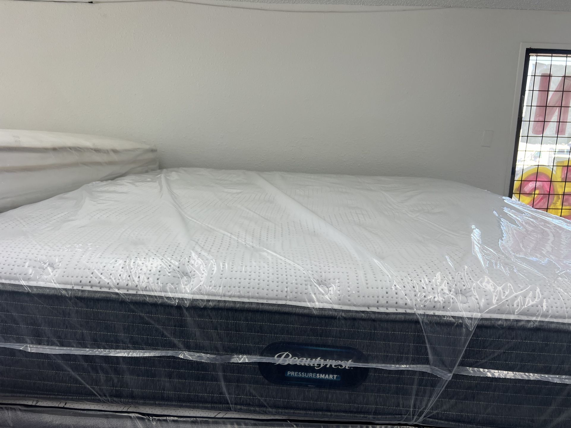 KING SIZE SIMMONS BEAUTYREST PRESSURESMART MATTRESS & BOX SPRINGS BED