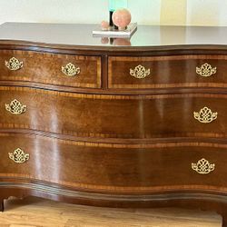 Hickory White American Masterpiece Banded Mahogany Chest Of Drawers