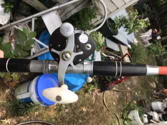 Ocean City 922 reel on vintage heavy wood Viking rod