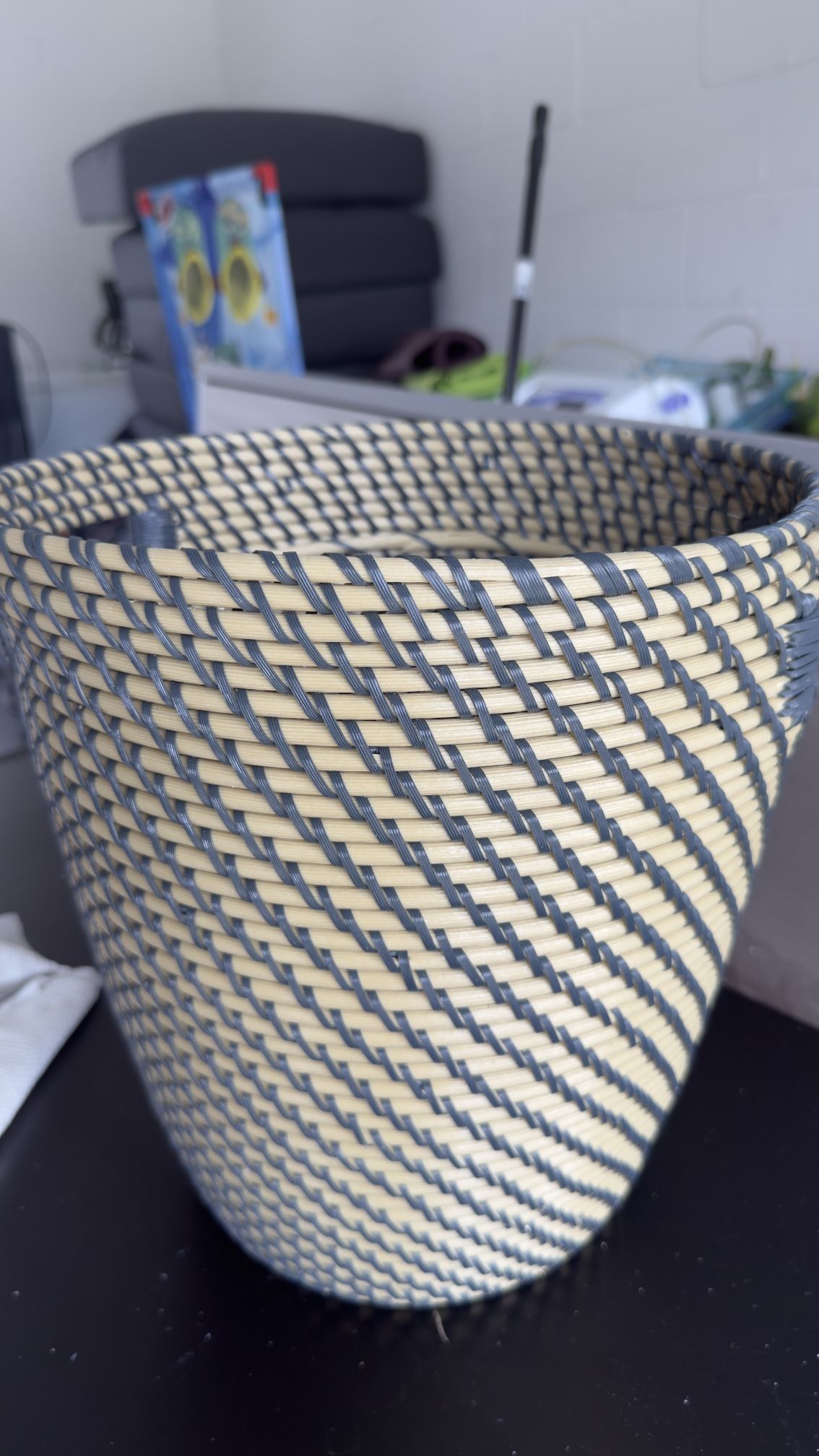 Selling a beautiful plant pot, 12.5x12 in.