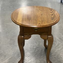 BROYHILL FURNITURE Oak Oval Accent End Table With One Drawer.  Used in good condition with small minor cosmetic blemishes. These  blemishes are in the