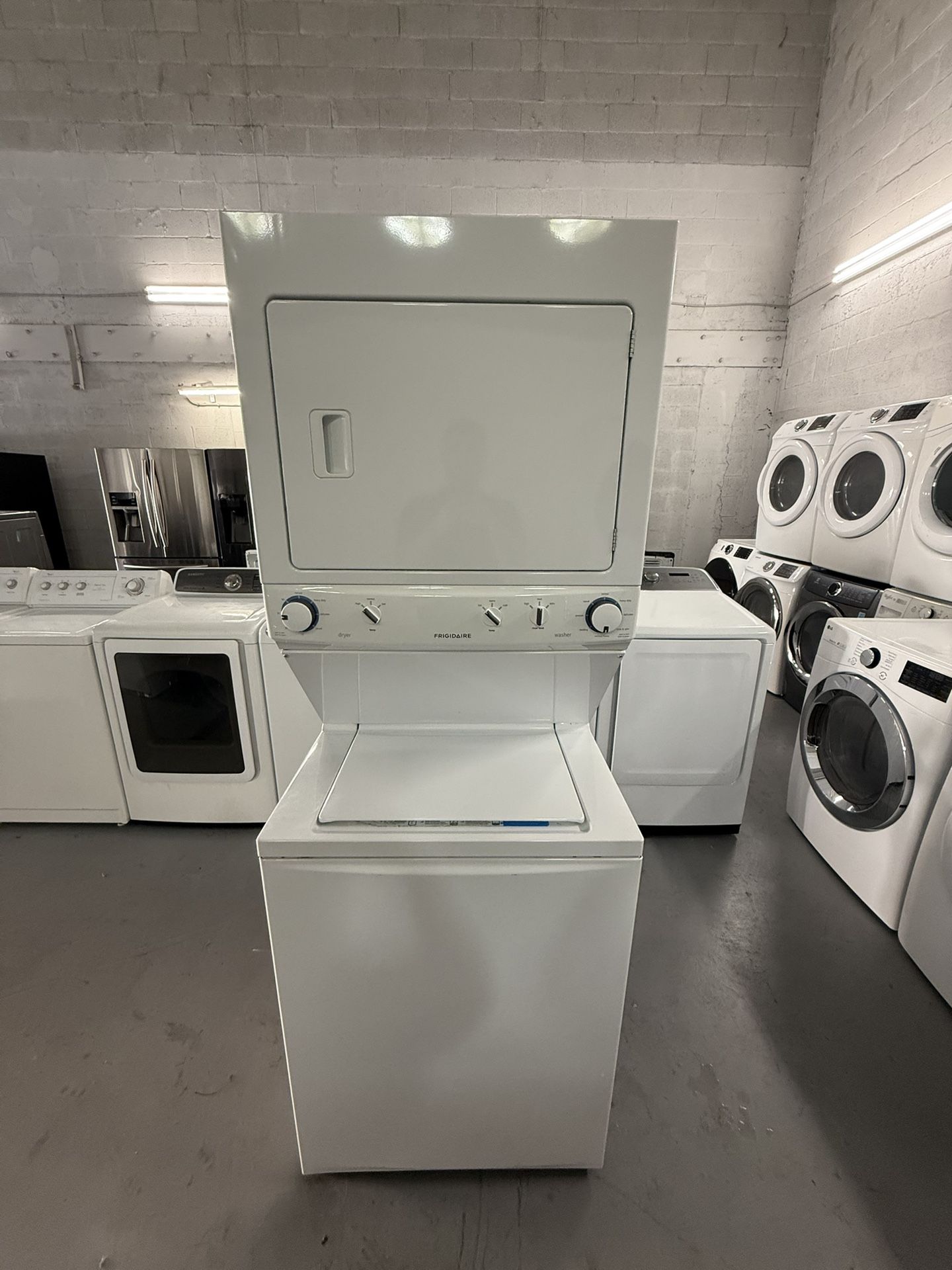 Frigidaire Stackable Washer And Dryer “27 ( Lavadora Y Secadora )