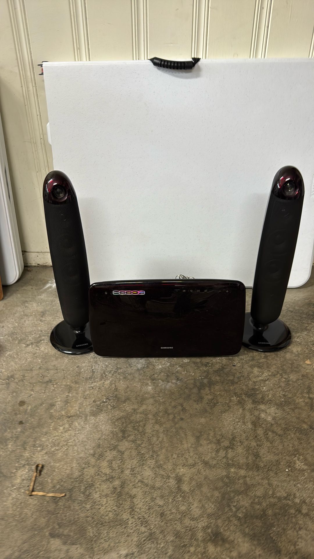 Samsung tv Surround Sound with Subwoofer. 