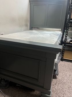 Twin size bed with mattress riser