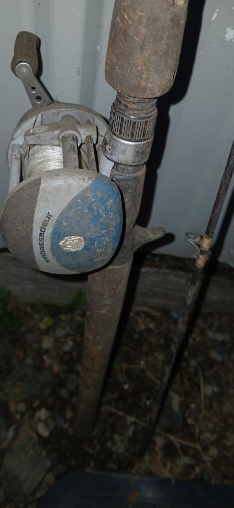 Embassaduer Baitcaster Reel Comes With Free Broken Berkley Rod